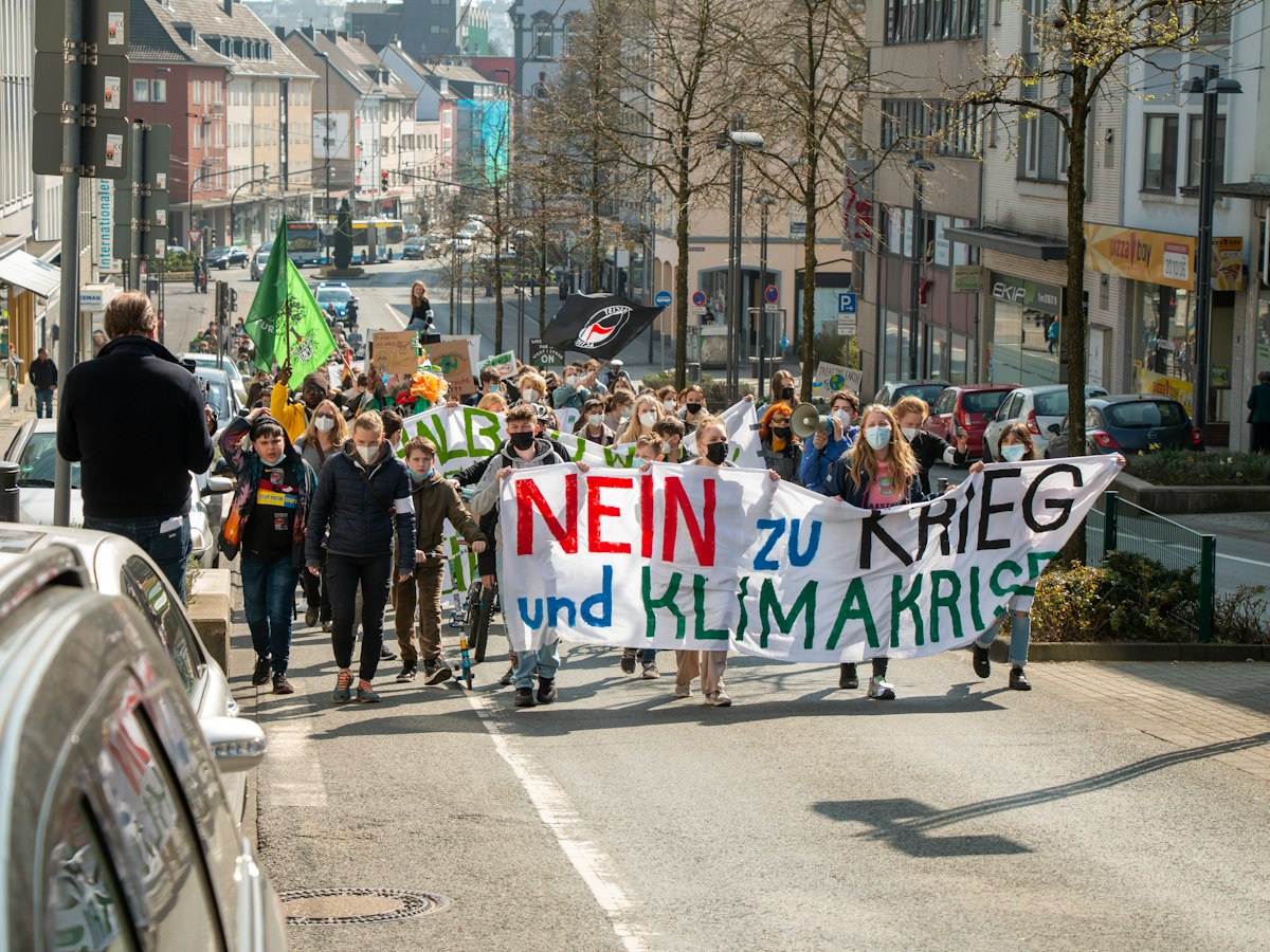 Cortège de manifestants dans une rue