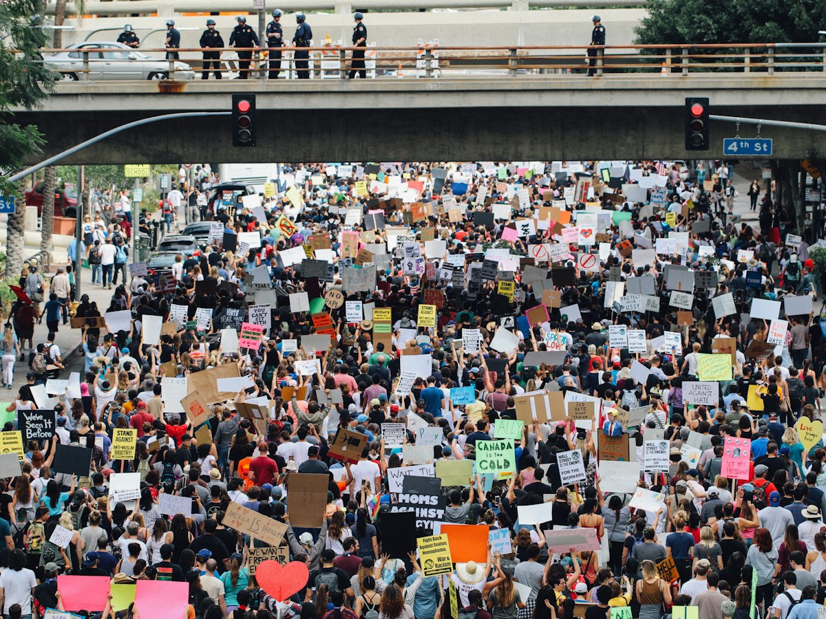 Foule tenant des pancartes lors d’une manifestation